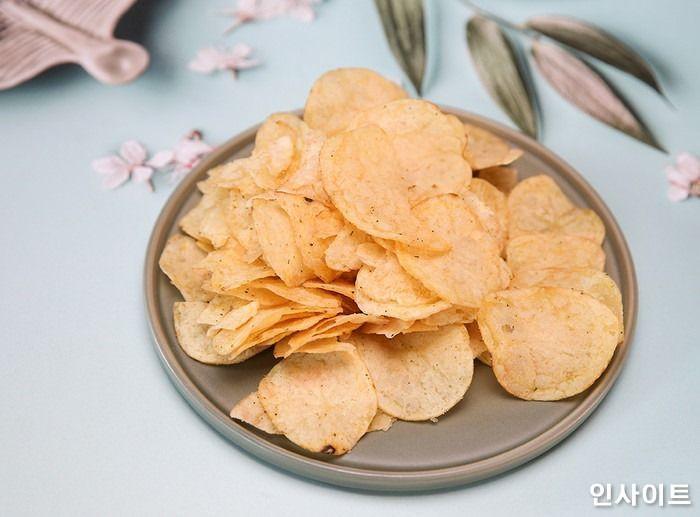 韓國薰衣草藍莓蜂蜜奶油洋芋片，精美擺盤上的薯片，紙質背景和春季花卉使其看起來更誘人。